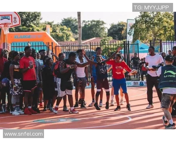 从街头到绿茵场：足球传奇球星的奋斗与荣耀之路