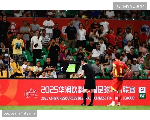 十号球星遭遇意外被足球绊倒比赛瞬间引发热议队友与裁判反应各异