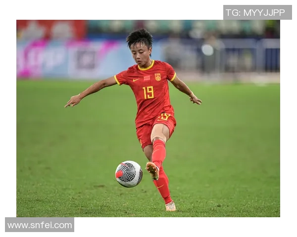 扎着辫子的足球明星瞬间展现独特魅力与拼搏精神，球场上的动感与风采并存