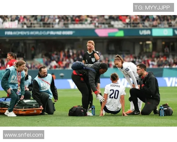 球星头戴足球帽亮相赛场引发热议展现独特个性与时尚风采